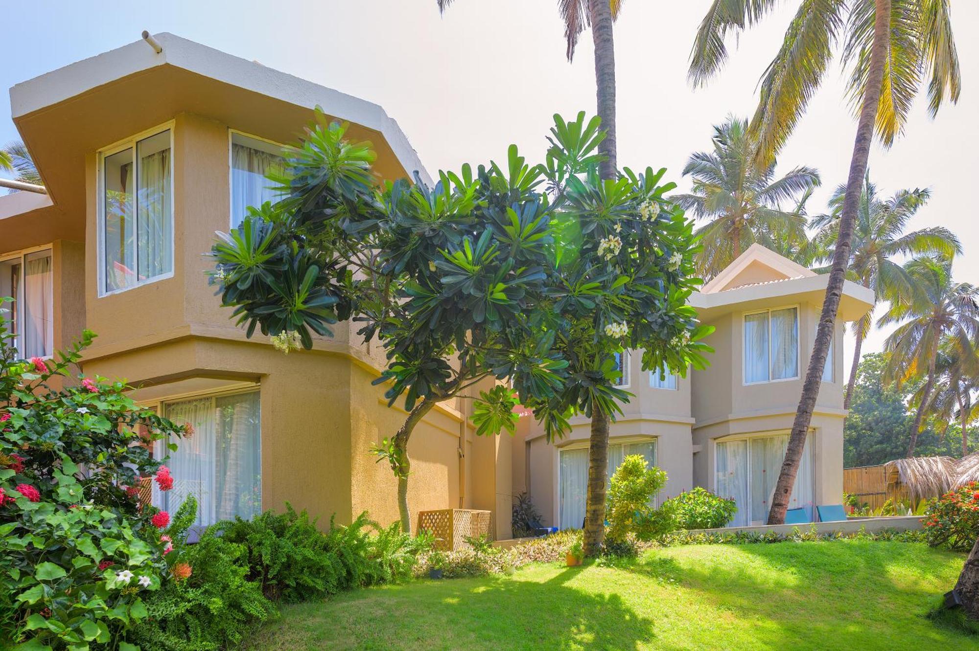 Whispering Palms Beach Resort Candolim Exterior foto