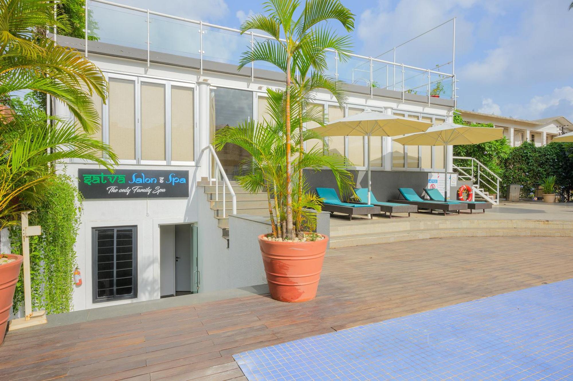 Whispering Palms Beach Resort Candolim Exterior foto