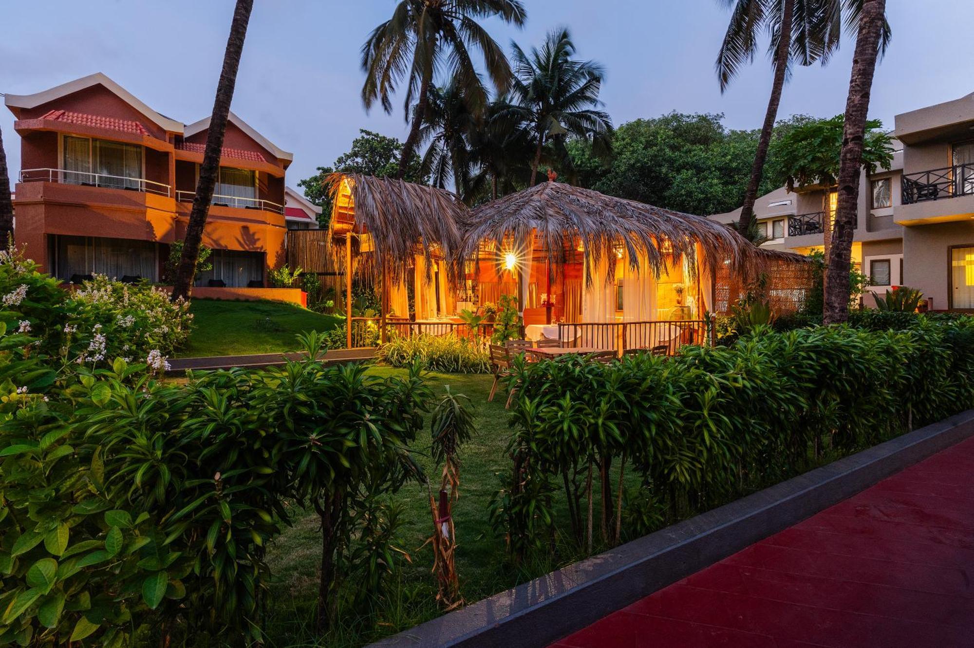Whispering Palms Beach Resort Candolim Exterior foto