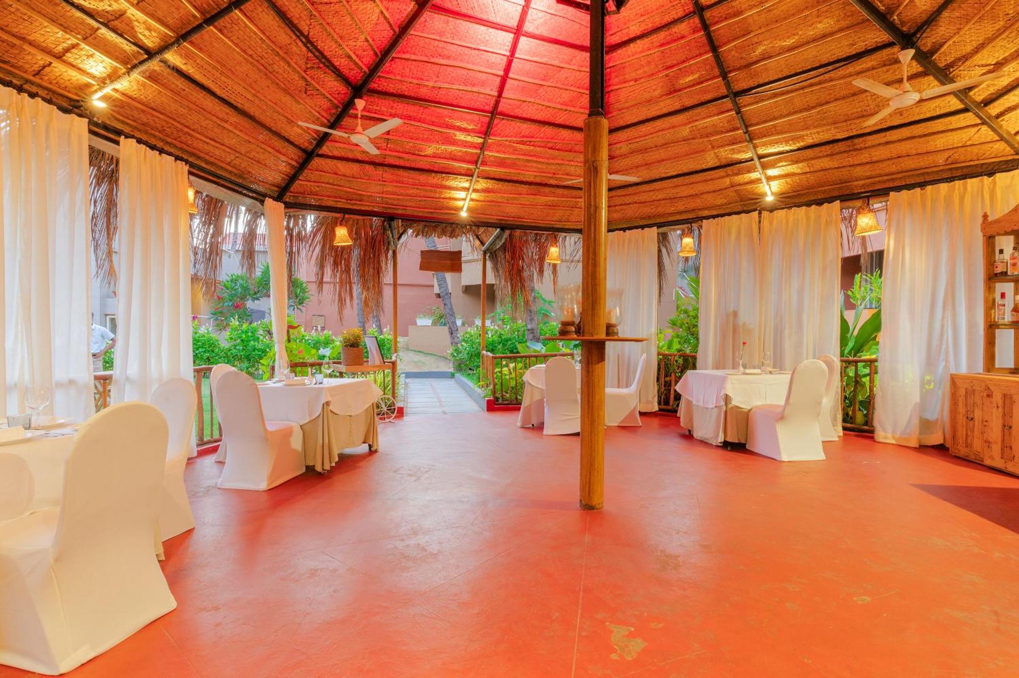 Whispering Palms Beach Resort Candolim Exterior foto