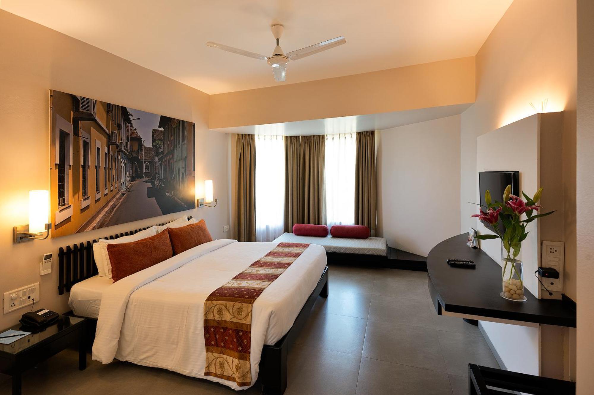 Whispering Palms Beach Resort Candolim Exterior foto