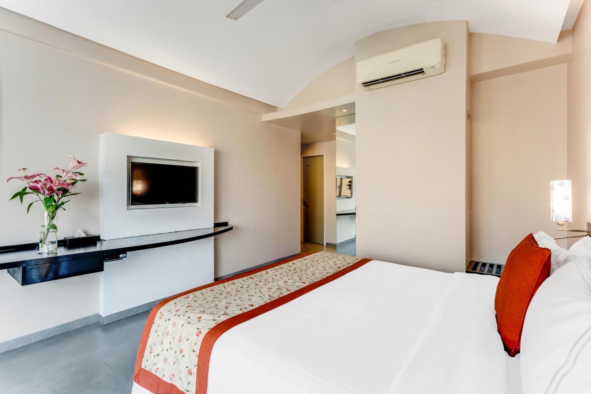 Whispering Palms Beach Resort Candolim Exterior foto