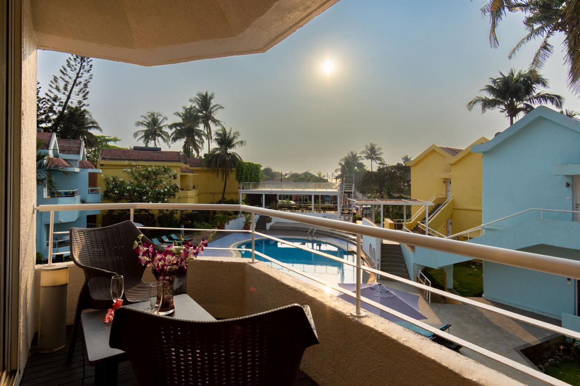Whispering Palms Beach Resort Candolim Exterior foto