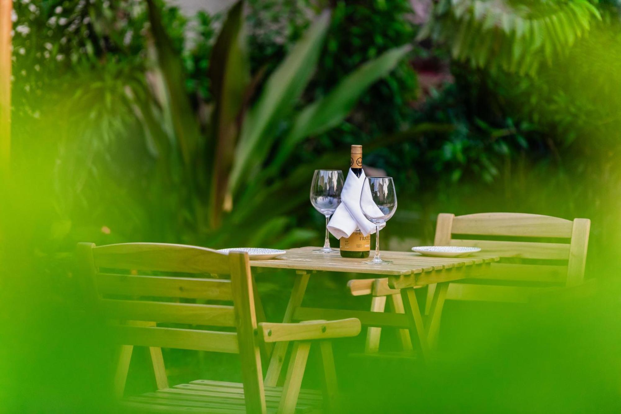 Whispering Palms Beach Resort Candolim Exterior foto
