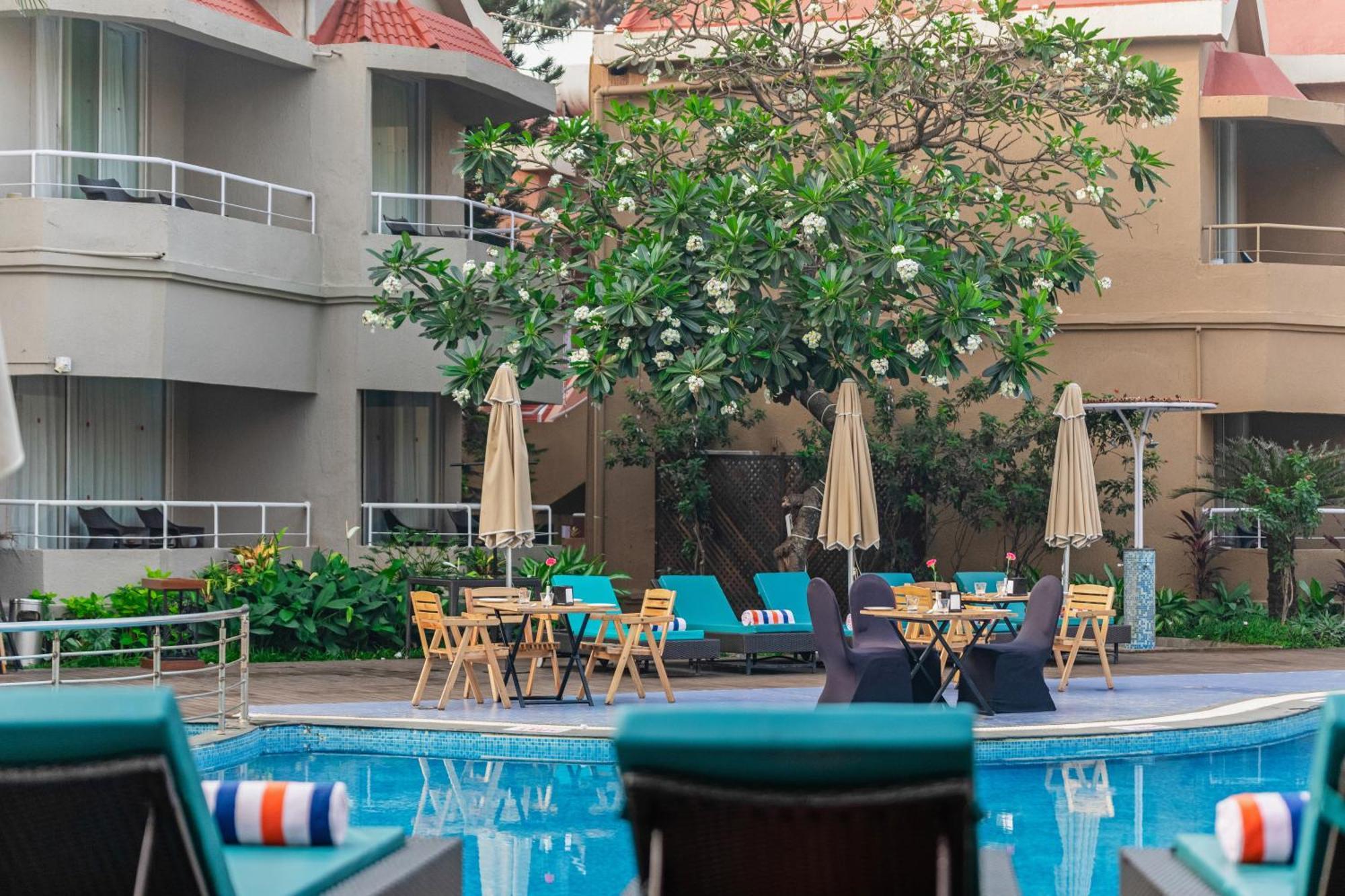 Whispering Palms Beach Resort Candolim Exterior foto