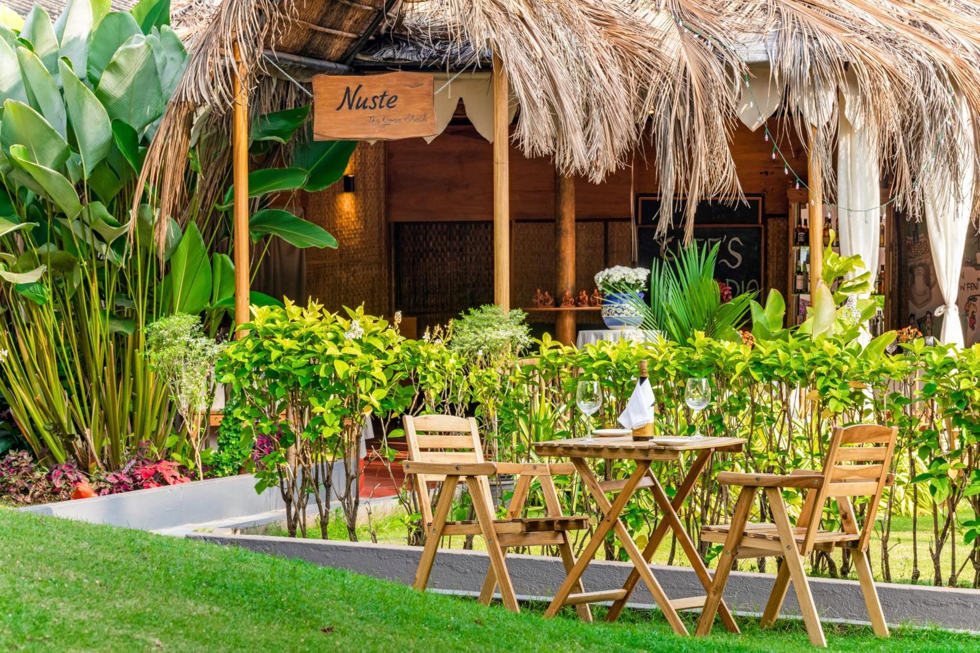 Whispering Palms Beach Resort Candolim Exterior foto