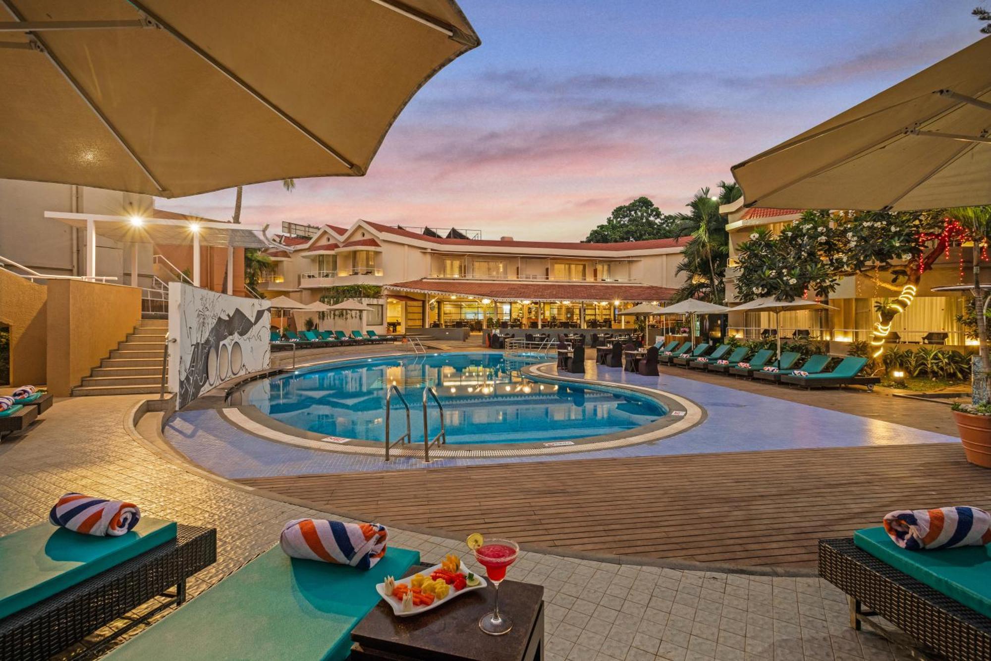 Whispering Palms Beach Resort Candolim Exterior foto